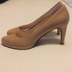 New w/ tags - Cole Haan beige pumps - size 9